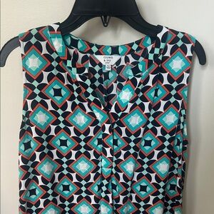 Crown & Ivy Geometric Print  Sleeveless Blouse - petite medium